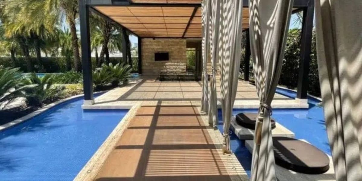 Passarela entre as piscina que dá acesso para a área gourmet da mansão (Foto: Instagram) Passarela entre as piscina que dá acesso para a área gourmet da mansão (Foto: Instagram)
