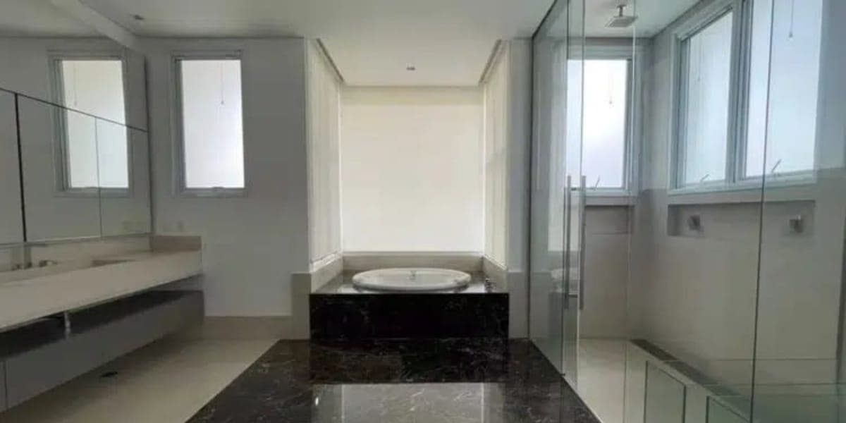 Banheiro luxuoso da suíte do quarto principal da casa de Luan Santana (Foto: Instagram) Banheiro luxuoso da suíte do quarto principal da casa de Luan Santana (Foto: Instagram)