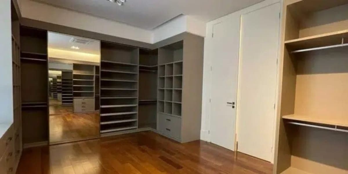 Closet do quarto principal da mansão que está à venda (Foto: Instagram) Closet do quarto principal da mansão que está à venda (Foto: Instagram)