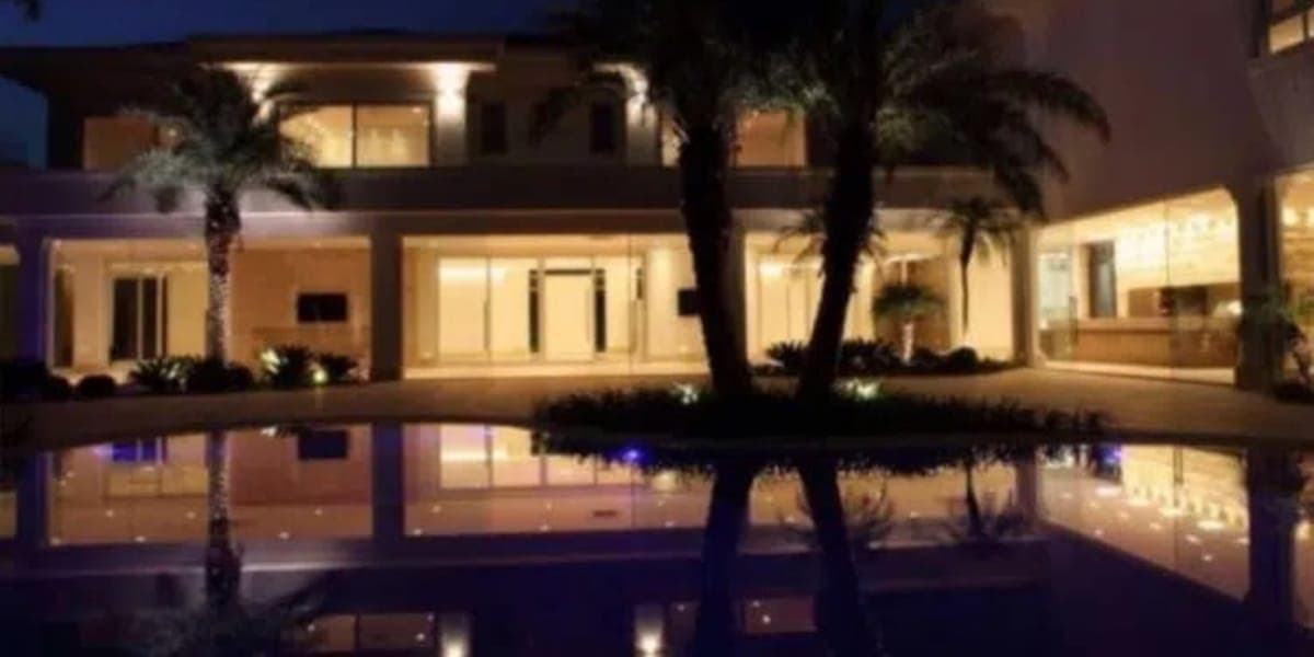 Bela casa de Luan Santana vista de noite com todas as iluminações (Foto: Instagram) Bela casa de Luan Santana vista de noite com todas as iluminações (Foto: Instagram)