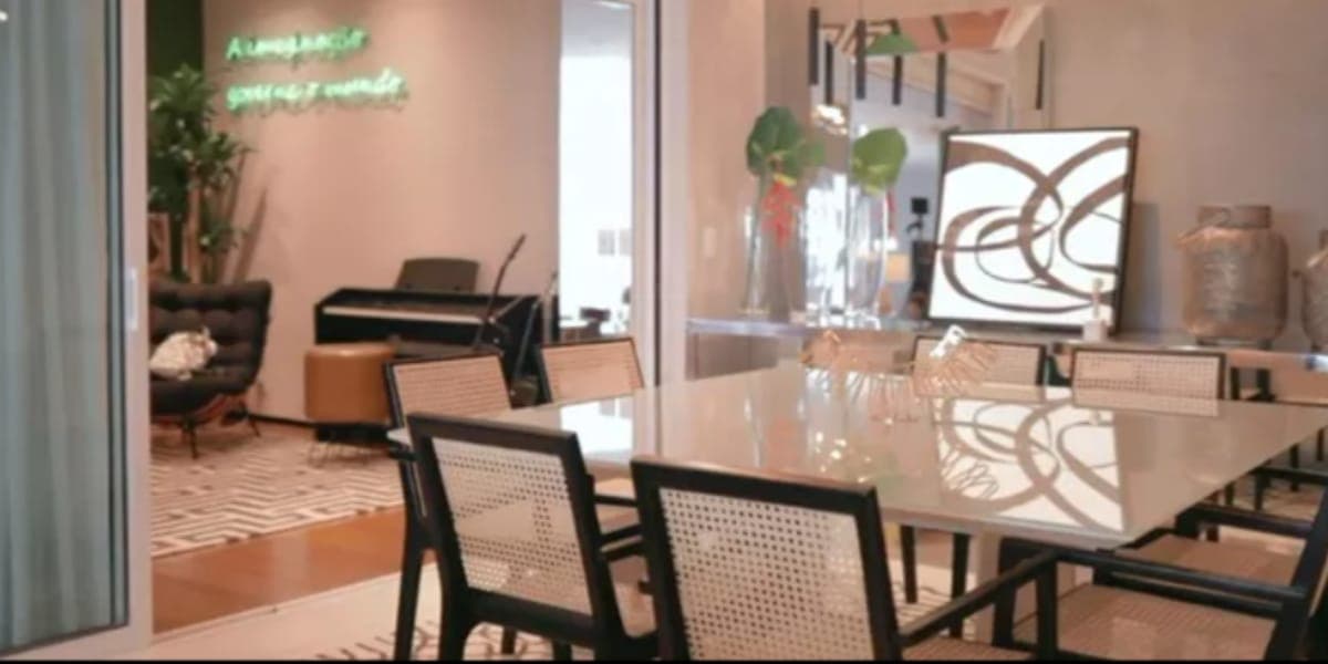 Mesa de jantar em um ambiente integrado (Reprodução: Youtube) Mesa de jantar em um ambiente integrado (Reprodução: Youtube)