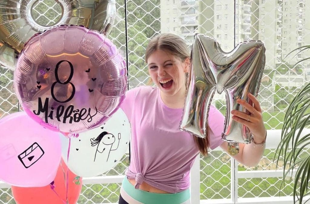 Lorena Queiroz comemora seus 8 milhões de seguidores no Instagram
