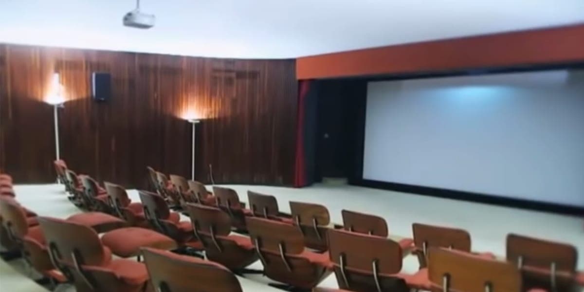 Grande sala de cinema do palácio (Reprodução: Youtube) Grande sala de cinema do palácio (Reprodução: Youtube)