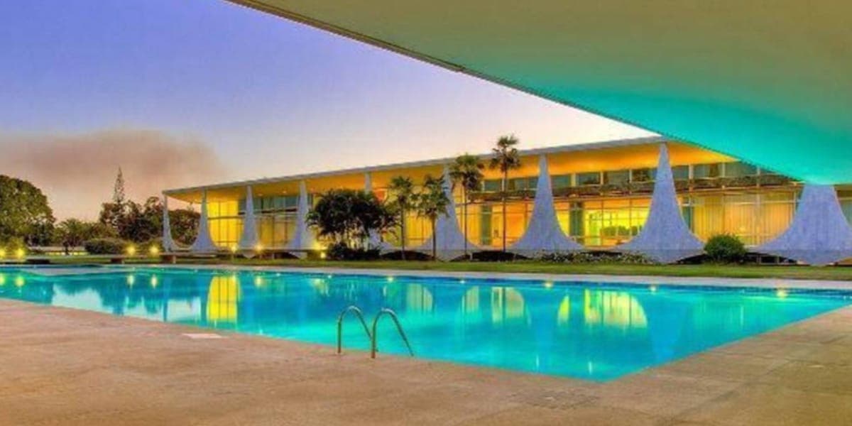 Enorme piscina da residência onde está Jair Bolsonaro (Reprodução: Youtube) Enorme piscina da residência onde está Jair Bolsonaro (Reprodução: Youtube)