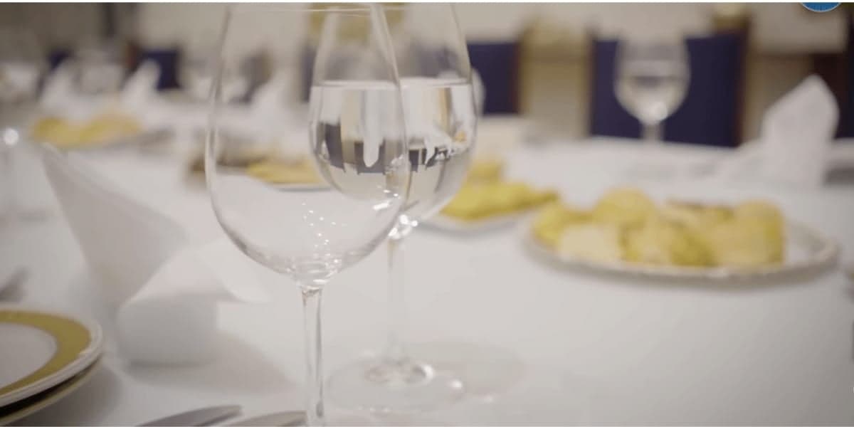 Taças e mesa de jantar do palácio (Reprodução: Youtube) Taças e mesa de jantar do palácio (Reprodução: Youtube)