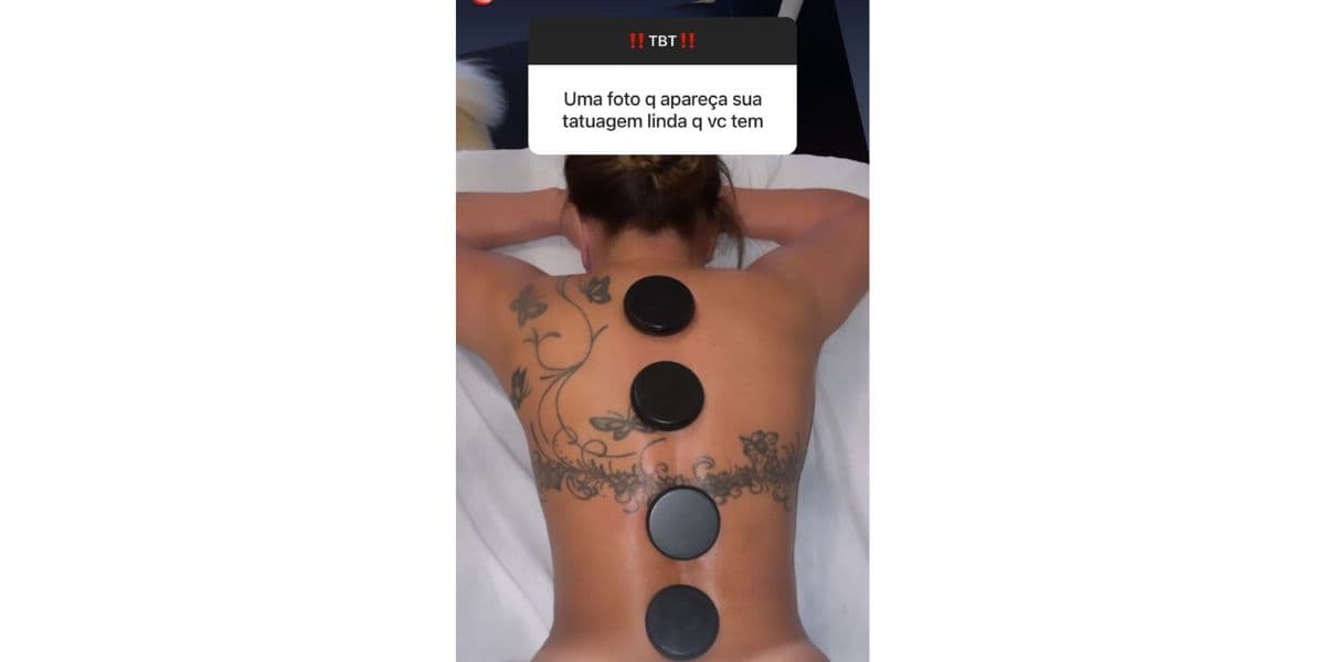 Zilu mostra tatuagem nas costas Zilu mostra tatuagem nas costas