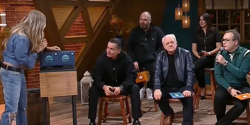 Galisteu se vira nos 30 com erro ao vivo, corrige jornalista e neta de Gretchen causa logo na estreia de ‘A Fazenda’