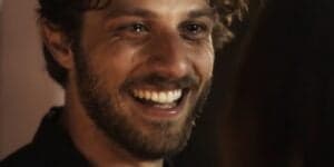 Ari sorrindo em cena da novela Travessia Ari sorrindo em cena da novela Travessia
