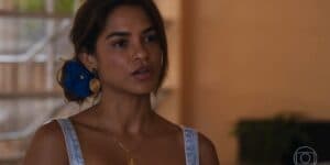 Brisa na novela Travessia usando o cabelo preso e brincos amarelos Brisa na novela Travessia usando o cabelo preso e brincos amarelos
