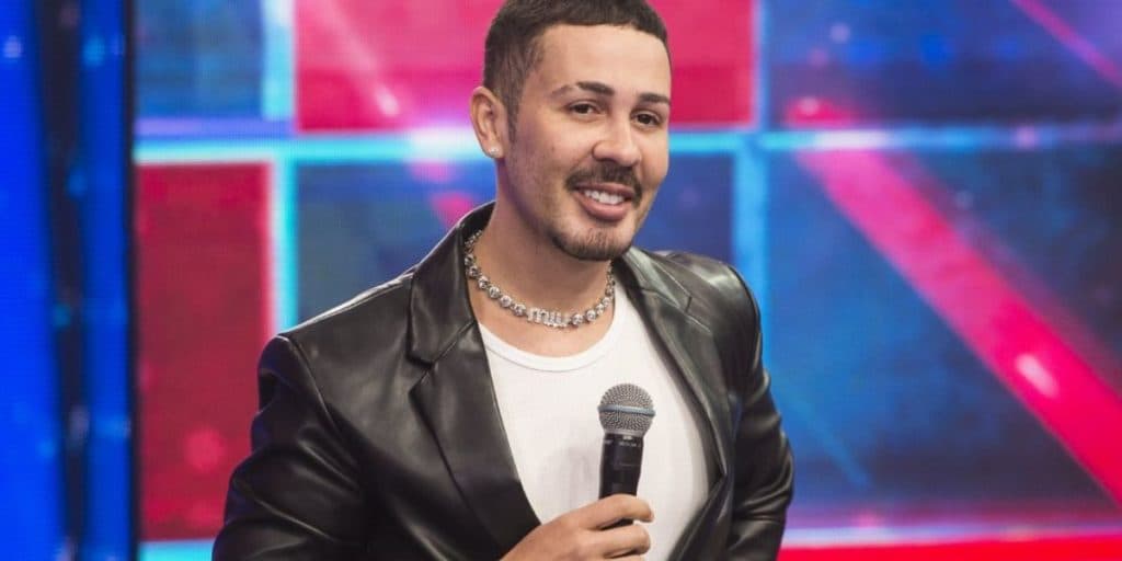 No Faustão, Carlinhos Maia assume que mãe nunca o apoiou e confirma sobre relação: "Ela gosta é do dinheiro"