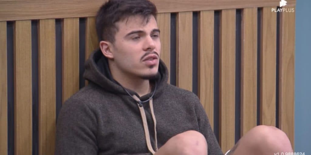 A Fazenda 14 - Thomaz Costa, cristão convertido, tentou forjar casal antes do reality e se vira contra grupo de Deoalane