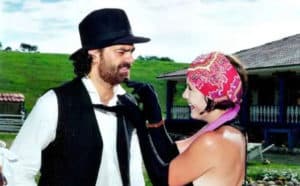 Petruchio (Eduardo Moscovis) e Catarina (Adriana Esteves) no final de O Cravo e a Rosa (Foto: Reprodução / Globo) Petruchio (Eduardo Moscovis) e Catarina (Adriana Esteves) no final de O Cravo e a Rosa (Foto: Reprodução / Globo)