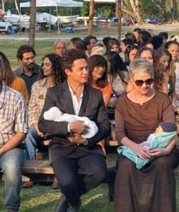 Silvero Pereira segurando os bebês de Juma e Irma (Foto: Reprodução / Globo / Instagram) Silvero Pereira segurando os bebês de Juma e Irma (Foto: Reprodução / Globo / Instagram)