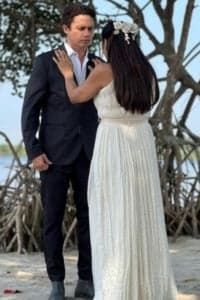 Silvero Pereira e Dira Paes, vestida de noiva para a cena do casamento de sua personagem (Foto: Reprodução / Globo / Instagram) Silvero Pereira e Dira Paes, vestida de noiva para a cena do casamento de sua personagem (Foto: Reprodução / Globo / Instagram)