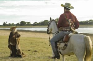 Após baque, o Velho do Rio (Osmar Prado) dará um "prêmio de consolação" a Tadeu (José Loreto) em Pantanal (Foto: Reprodução / Globo) Após baque, o Velho do Rio (Osmar Prado) dará um "prêmio de consolação" a Tadeu (José Loreto) em Pantanal (Foto: Reprodução / Globo)