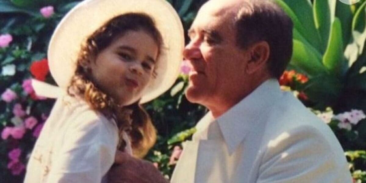 Lívian quando era apenas uma criança ao lado do seu pai Renato Aragão (Foto Reprodução/Instagram) Lívian quando era apenas uma criança ao lado do seu pai Renato Aragão (Foto Reprodução/Instagram)
