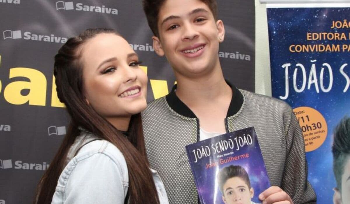 João Guilherme recebendo o apoio de Larissa Manoela no dia do lançamento do seu livro (Foto Reprodução/Internet) João Guilherme recebendo o apoio de Larissa Manoela no dia do lançamento do seu livro (Foto Reprodução/Internet)