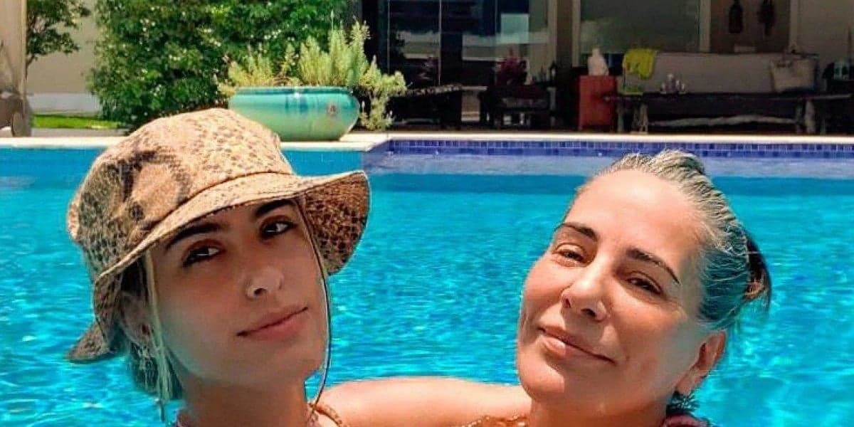 Glória Pires e filha, curtindo a piscina de sua mansão (Foto: Reprodução) Glória Pires e filha, curtindo a piscina de sua mansão (Foto: Reprodução)