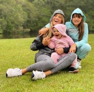 Ticiane Pinheiro, Manuella e Rafinha em foto publicada nas redes sociais (Instagram) Ticiane Pinheiro, Manuella e Rafinha em foto publicada nas redes sociais (Instagram)