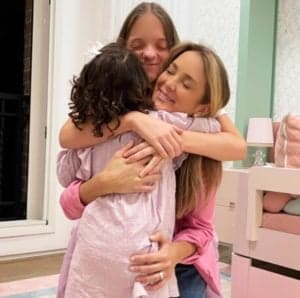 Ticiane Pinheiro, Manuella e Rafinha em foto publicada nas redes sociais (Instagram) Ticiane Pinheiro, Manuella e Rafinha em foto publicada nas redes sociais (Instagram)