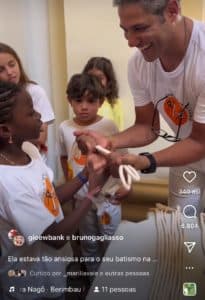Titi, filha de Gio Ewbank, recebendo a corda no seu batizado (Reprodução) Titi, filha de Gio Ewbank, recebendo a corda no seu batizado (Reprodução)