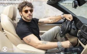 Ari (Chay Suede) vai ganhar um apartamento e um carro de Guerra (Humberto Martins) em Travessia (Foto: Reprodução / Globo / Montagem TV Foco) Ari (Chay Suede) vai ganhar um apartamento e um carro de Guerra (Humberto Martins) em Travessia (Foto: Reprodução / Globo / Montagem TV Foco)