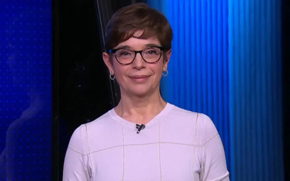 Jornalidsta Renata Lo Prete durante a cobertura do 1º turno das eleições no Brasil, quando Globo barrou ataque hacker - Reprodução Jornalidsta Renata Lo Prete durante a cobertura do 1º turno das eleições no Brasil, quando Globo barrou ataque hacker - Reprodução
