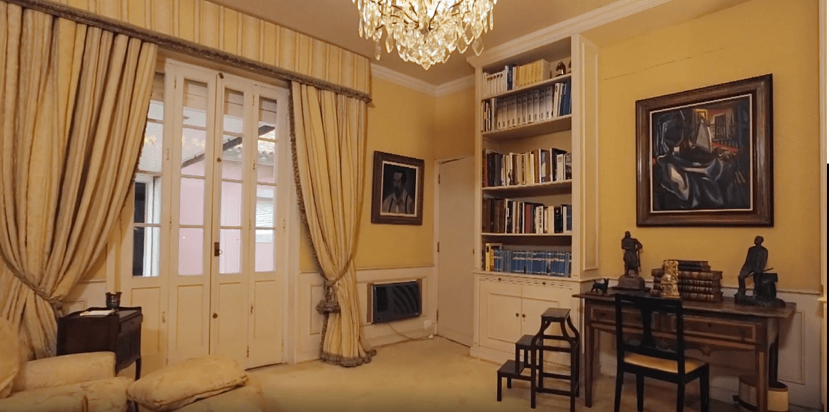 Um escritório suntuoso com muitos livros e decoração de luxo (Foto Reprodução/Internet) Um escritório suntuoso com muitos livros e decoração de luxo (Foto Reprodução/Internet)