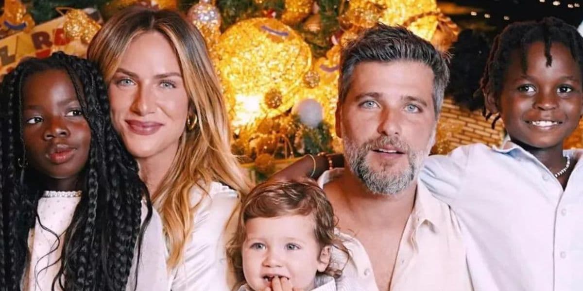 Giovanna Ewbank e Bruno Gagliasso ao lado dos herdeiros (Reprodução) Giovanna Ewbank e Bruno Gagliasso ao lado dos herdeiros (Reprodução)