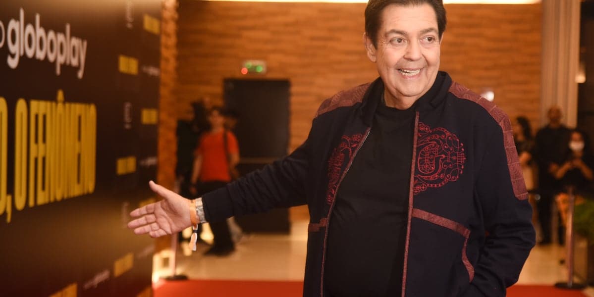 Faustão posou sozinho na première e parecia estar bem empolgado (Foto Reprodução/Internet) Faustão posou sozinho na première e parecia estar bem empolgado (Foto Reprodução/Internet)