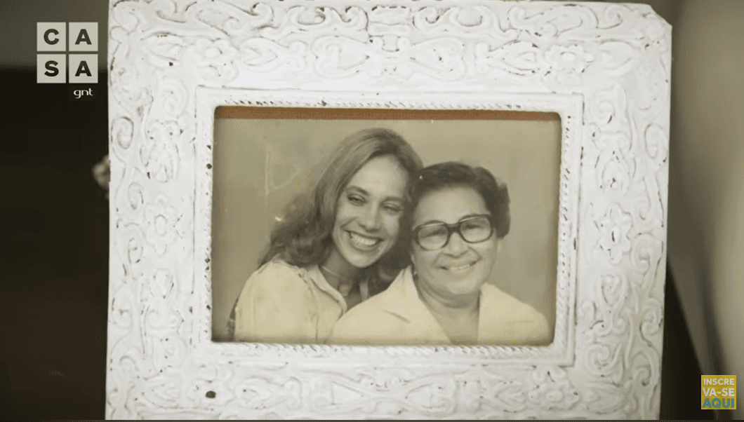 Entre as fotos antigas presentes no recinto, existe um mais que especial, que é um retrato dela com sua mãe Severina, segundo a atriz, apesar das diferenças elas nunca se separavam (Foto Reprodução/Youtube) Entre as fotos antigas presentes no recinto, existe um mais que especial, que é um retrato dela com sua mãe Severina, segundo a atriz, apesar das diferenças elas nunca se separavam (Foto Reprodução/Youtube)