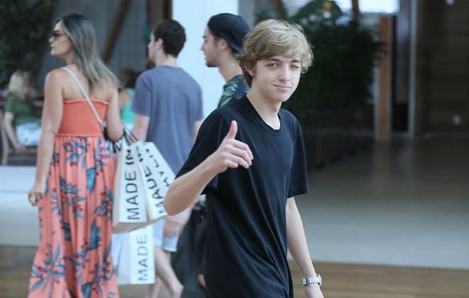 Joaquim, filho de Luciano Huck e Angélica, tem clique raro ao lado dos pais e beleza chama atenção - Reprodução Joaquim, filho de Luciano Huck e Angélica, tem clique raro ao lado dos pais e beleza chama atenção - Reprodução