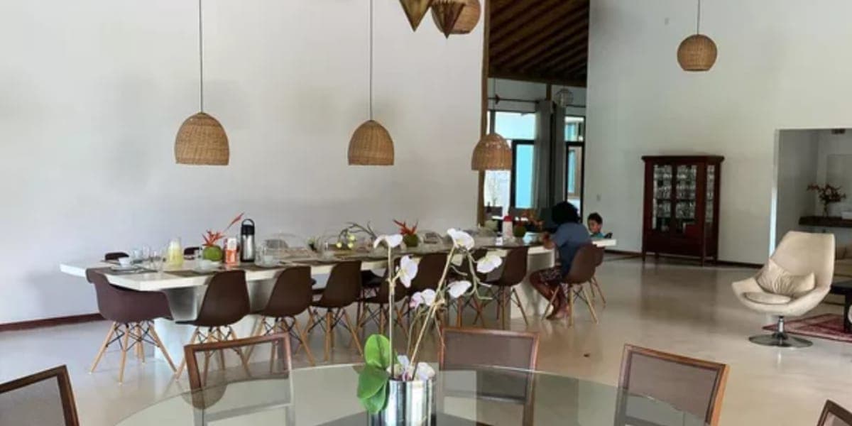 Mesa com espaço para acomodar toda a família com visão para a sala de vidro (Reprodução: Instagram) Mesa com espaço para acomodar toda a família com visão para a sala de vidro (Reprodução: Instagram)