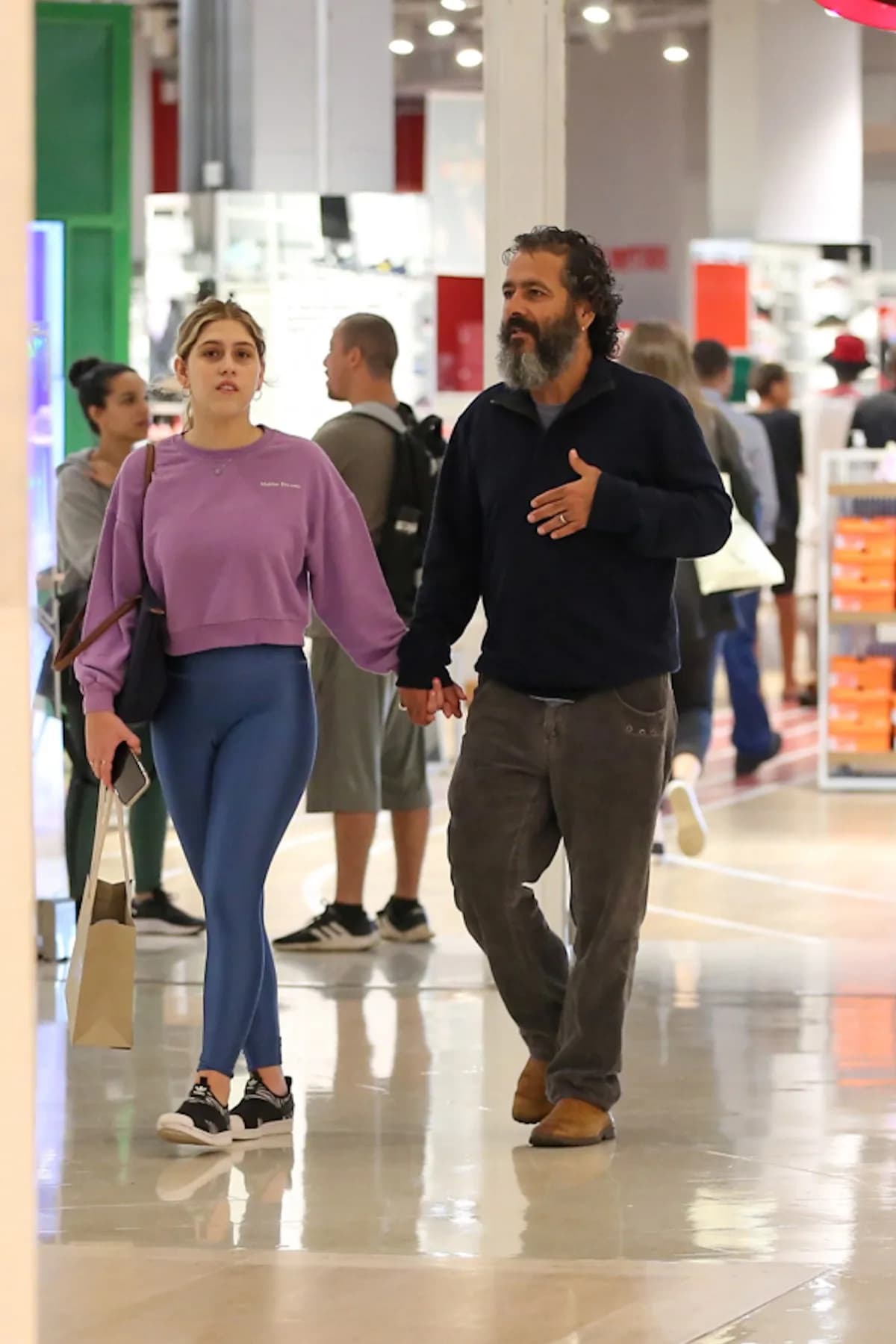 Ator da Globo, Marcos Palmeira é clicado ao lado da sua filha Júlia e beleza da adolescente choca o Brasil - (Foto: AgNews) Ator da Globo, Marcos Palmeira é clicado ao lado da sua filha Júlia e beleza da adolescente choca o Brasil - (Foto: AgNews)