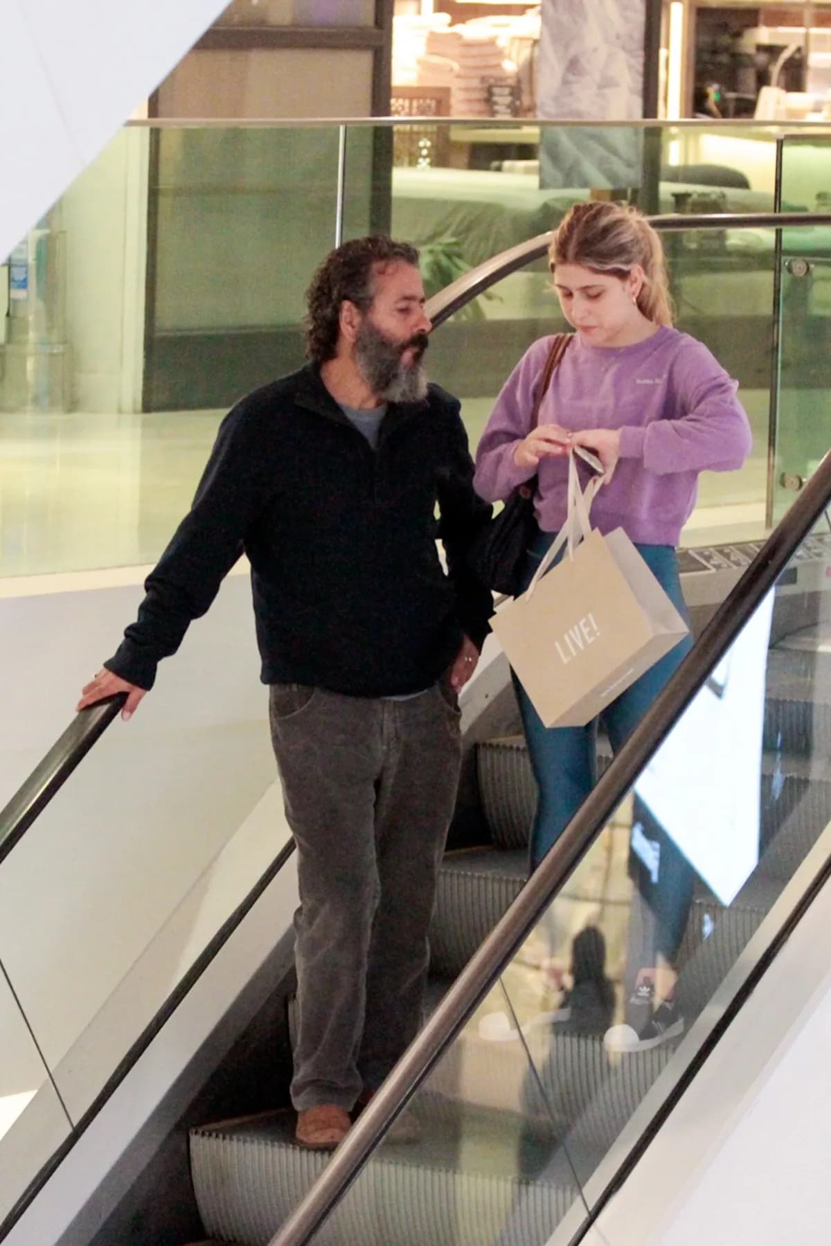 Ator da Globo, Marcos Palmeira é clicado ao lado da sua filha Júlia e beleza da adolescente choca o Brasil - (Foto: AgNews) Ator da Globo, Marcos Palmeira é clicado ao lado da sua filha Júlia e beleza da adolescente choca o Brasil - (Foto: AgNews)