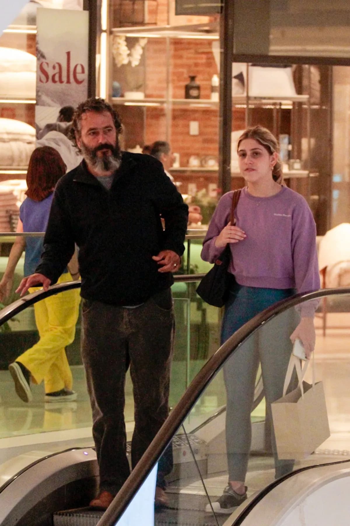 Ator da Globo, Marcos Palmeira é clicado ao lado da sua filha Júlia e beleza da adolescente choca o Brasil - (Foto: AgNews) Ator da Globo, Marcos Palmeira é clicado ao lado da sua filha Júlia e beleza da adolescente choca o Brasil - (Foto: AgNews)