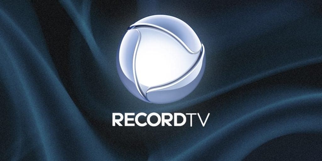 Apresentador da Record, após ter vida íntima exposta com outro homem, faz relato ao vivo: “Preconceito”