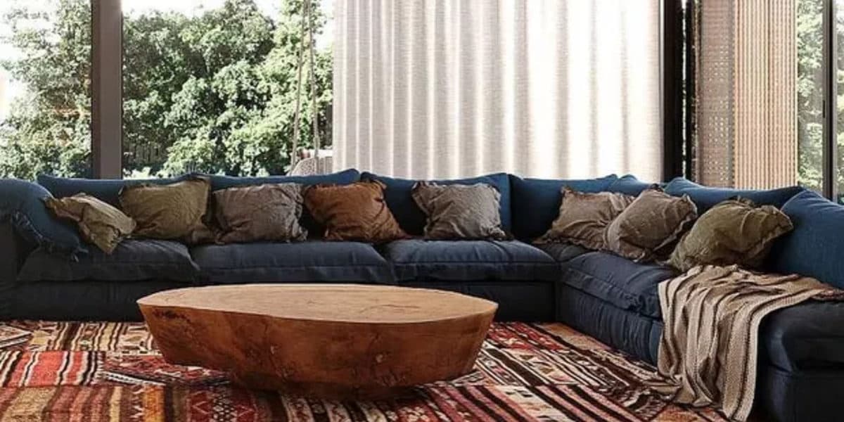 Sala do rancho, contando com móveis sustentáveis e com cores que combinam com o local (Foto Reprodução/Instagram) Sala do rancho, contando com móveis sustentáveis e com cores que combinam com o local (Foto Reprodução/Instagram)