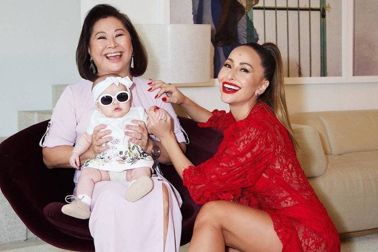 Dona Kika, mãe da apresentadora Sabrina Sato, anuncia chegada de mais um neto e leva o Brasil a loucura - Foto Reproduçõ Instagram Dona Kika, mãe da apresentadora Sabrina Sato, anuncia chegada de mais um neto e leva o Brasil a loucura - Foto Reproduçõ Instagram
