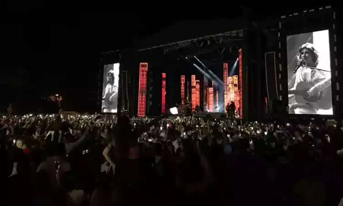 Sem Luan Santana, Paula Fernandes gravou o fatídico DVD com seu público, e segundo ela foi lindo (Foto Reprodução/Internet) Sem Luan Santana, Paula Fernandes gravou o fatídico DVD com seu público, e segundo ela foi lindo (Foto Reprodução/Internet)