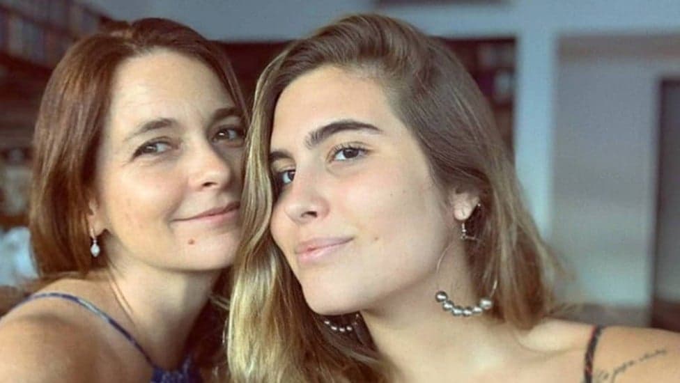 Filha da veterana da Globo, Cláudia Abreu, está fazendo grande sucesso em Travessia e você vai ficar surpreso ao saber quem é - Reprodução Filha da veterana da Globo, Cláudia Abreu, está fazendo grande sucesso em Travessia e você vai ficar surpreso ao saber quem é - Reprodução
