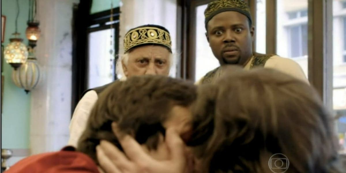 Beijo de Jorge e Armane em "Tapas e Beijos" (Foto: Reprodução/TV Globo) Beijo de Jorge e Armane em "Tapas e Beijos" (Foto: Reprodução/TV Globo)