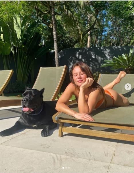 Paolla Oliveira surge de bruços com biquíni fio dental Paolla Oliveira surge de bruços com biquíni fio dental