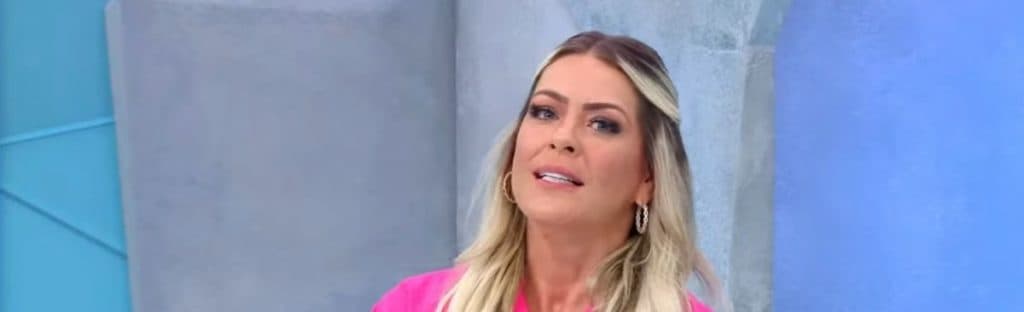 Renata Fan é interrompida ao vivo no Jogo Aberto, dá esporro em colega e dispara: "Não tá pronto"