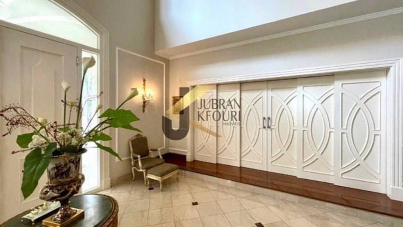 Portas bem ornamentadas que dá para outros cômodos da residência (Foto Reprodução/Jubran Kfouri) Portas bem ornamentadas que dá para outros cômodos da residência (Foto Reprodução/Jubran Kfouri)