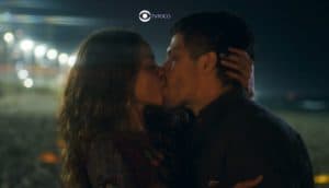 Travessia - Marineide (Flávia Reis) fica em choque ao descobrir segredo íntimo de Brisa (Lucy Alves): "A gente sentia" (Foto: Reprodução / Globo / Montagem TV Foco) Travessia - Marineide (Flávia Reis) fica em choque ao descobrir segredo íntimo de Brisa (Lucy Alves): "A gente sentia" (Foto: Reprodução / Globo / Montagem TV Foco)