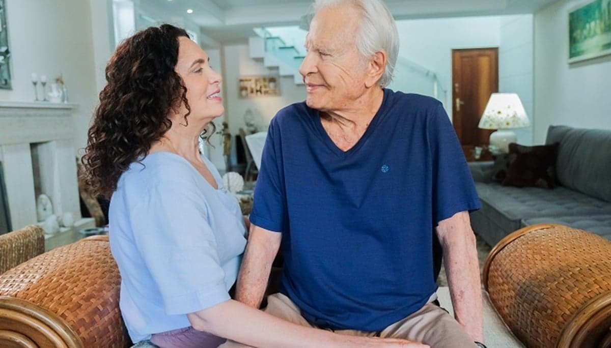 Com larga diferença de idade, o casal ressignificou sua forma de amar e acompanham o mesmo ritmo Com larga diferença de idade, o casal ressignificou sua forma de amar e acompanham o mesmo ritmo