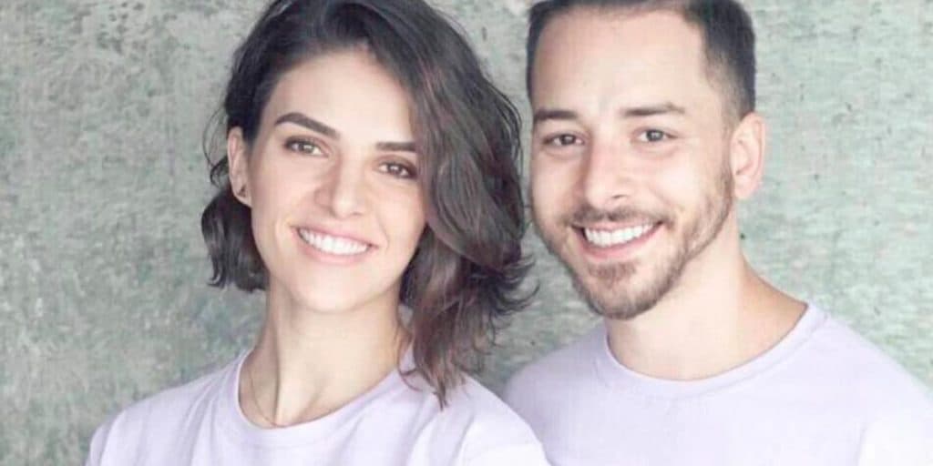Esposa de Júnior Lima pinta as unhas do filho, é atacada e confirma: "Nem estou sabendo por onde começar"