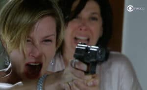 A Favorita - Lara decide colocar fim nas maldades de Flora, aponta arma e atira na própria mãe (Foto: Reprodução / Globo / Montagem TV Foco) A Favorita - Lara decide colocar fim nas maldades de Flora, aponta arma e atira na própria mãe (Foto: Reprodução / Globo / Montagem TV Foco)