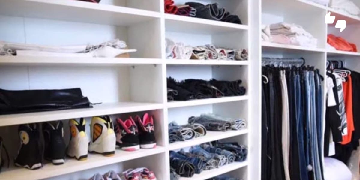 Enorme Closet da casa, sem espaço para colocar mais nenhuma peça de roupa (Reprodução: Youtube) Enorme Closet da casa, sem espaço para colocar mais nenhuma peça de roupa (Reprodução: Youtube)